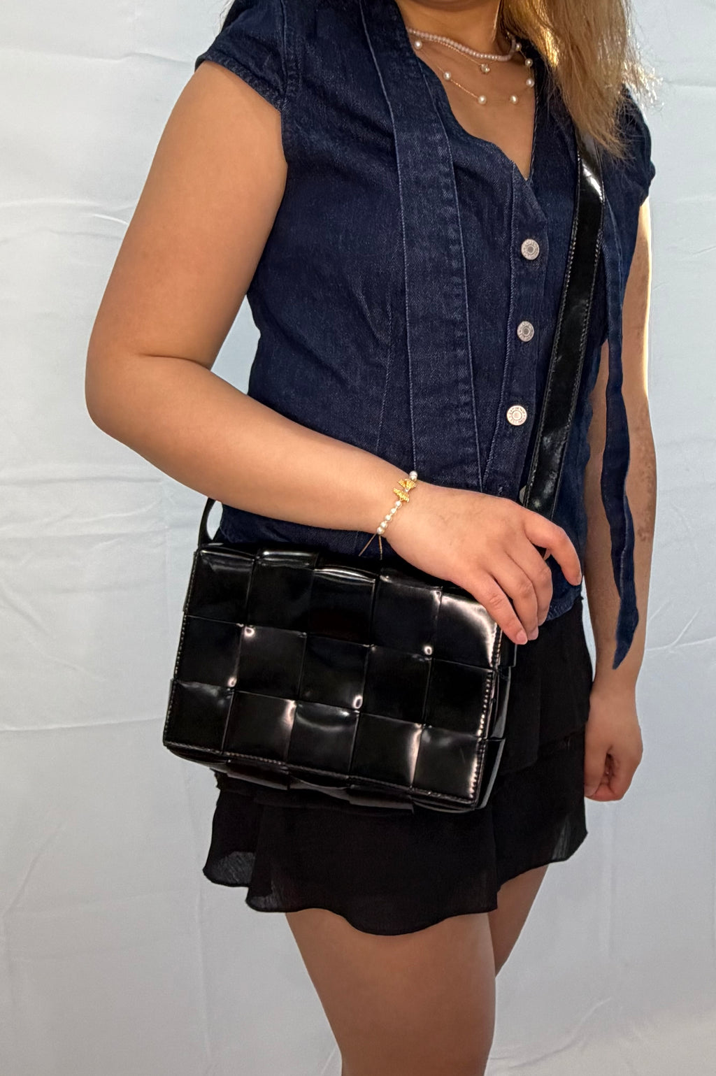 BOTTEGA VENETA Spazzolato Intrecciato Maxi Cassette Crossbody Bag Black