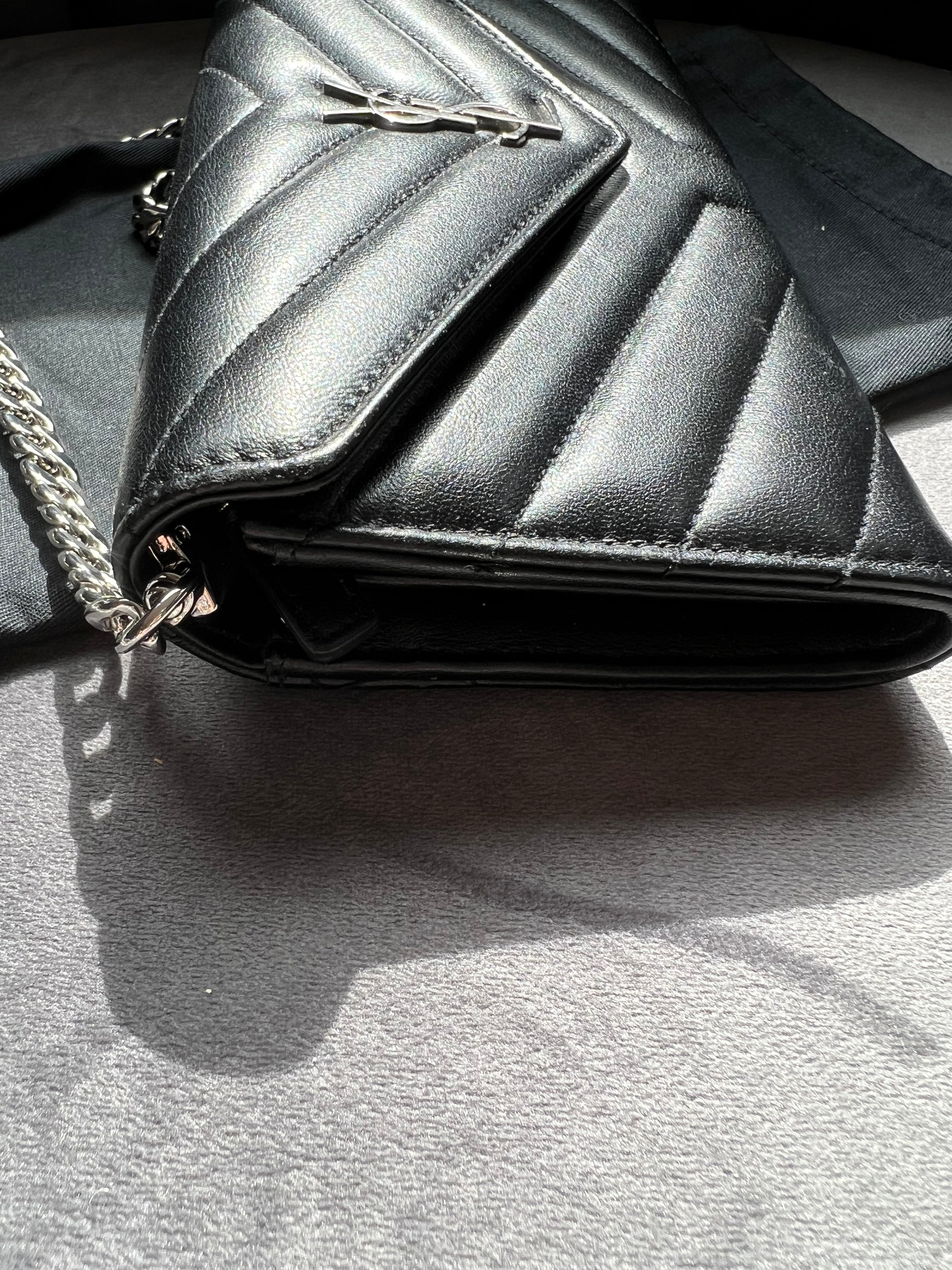 SAINT LAURENT Lou Lou Wallet on Chain