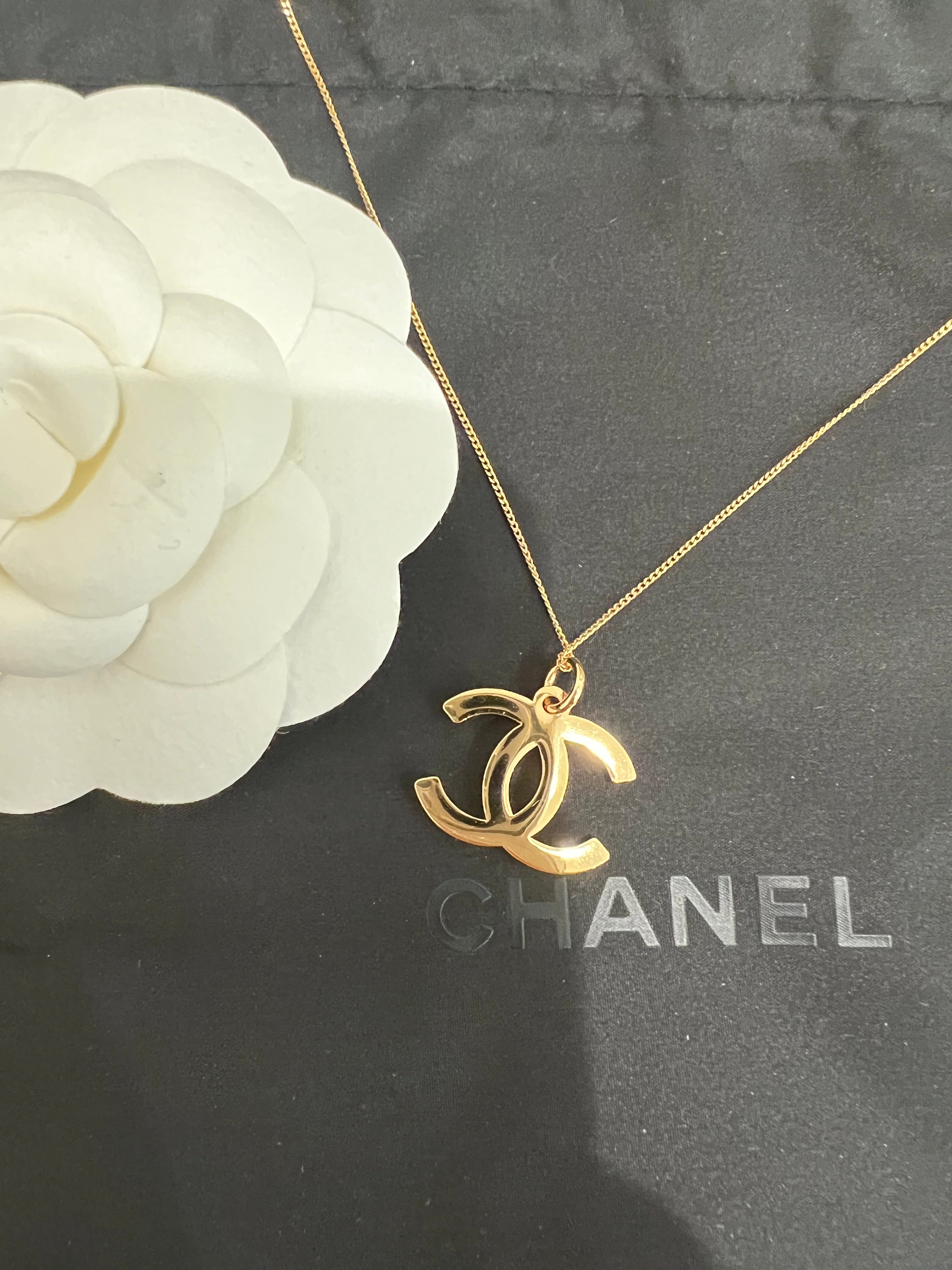Upcycled Chanel CC charm bracelet - Thin gold chain