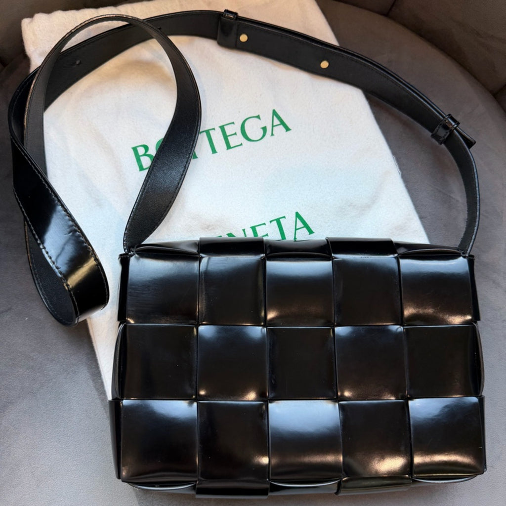 BOTTEGA VENETA Spazzolato Intrecciato Maxi Cassette Crossbody Bag Black